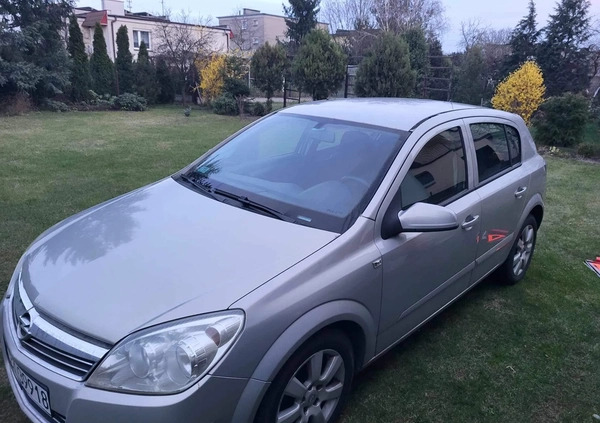 Opel Astra cena 9000 przebieg: 283496, rok produkcji 2007 z Tomaszów Lubelski małe 154